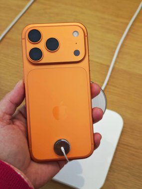 PARIS, FRANCE - 23 Eylül 2025: iPhone 17 Pro Max Paris 'teki Apple mağazasında tanıtıldı