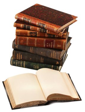 Bazı eski kitaplar açık kitap ve Büyüteç Camı beyaz arka plan üzerinde izole öndeki ile