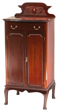 Antika ahşap dolap üzerinde izole beyaz arka plan dekore edilmiş