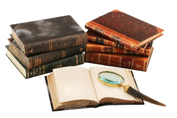 Algunos Libros Antiguos Con Libro Abierto Lupa Parte Delantera Aislada — Foto de Stock