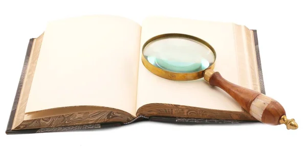 Beyaz arka plan üzerinde izole bir antika stili büyüteç ile antika açık kitap
