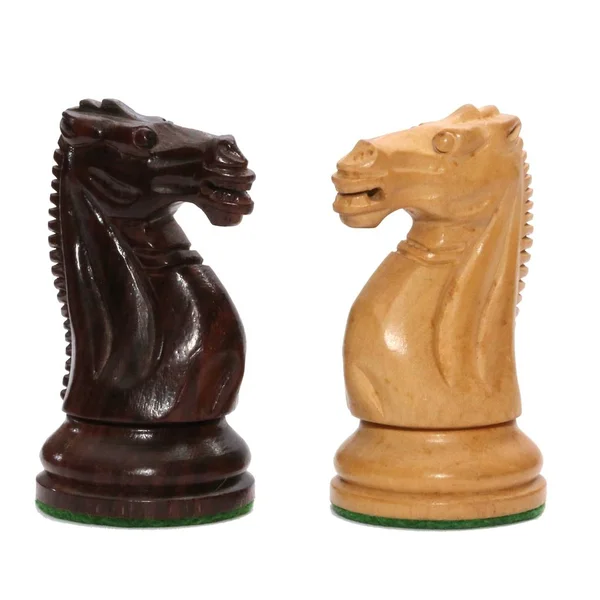 Beyaz arka plan üzerinde izole ahşap siyah beyaz satranç knight