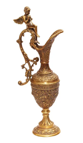 Antik Bronz vazo beyaz arka plan üzerinde izole bir flüt çalmaya melek figürü ile dekore edilmiş
