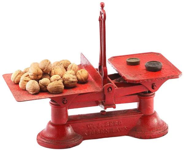 Demir antika mutfak Dengeleme ölçekler üzerinde izole beyaz arka plan