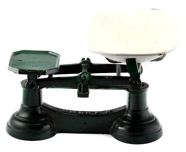 Demir antika mutfak Dengeleme ölçekler üzerinde izole beyaz arka plan