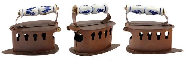 Beyaz arka plan üzerinde izole antik kömür Ütü (farklı açılardan görünümü)