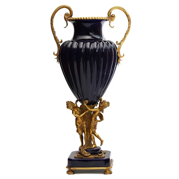 Antika porselen ve altın rakamlar ve beyaz arka plan üzerinde izole bir şekilde dekore edilmiş kolları bronz Donanma vazo