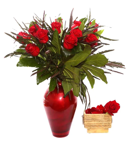 Koyu kırmızı bir seramik vazoda beyaz arka plan üzerinde izole kırmızı gül buketi