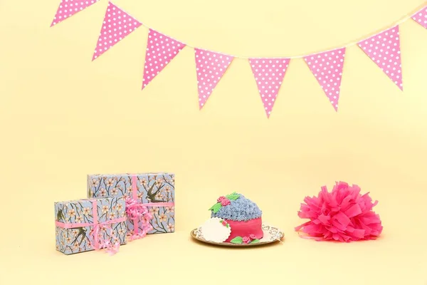 Kek-smash (boş isim tahta ile) pasta ve hediye kutuları ile krem arka plan üzerinde ayarla