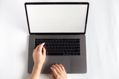 Lap top TOPVIEW ile beyaz arka plan üzerinde eller 