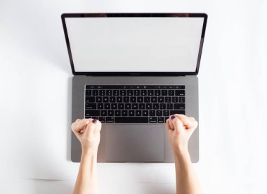 Lap top TOPVIEW ile beyaz arka plan üzerinde eller 