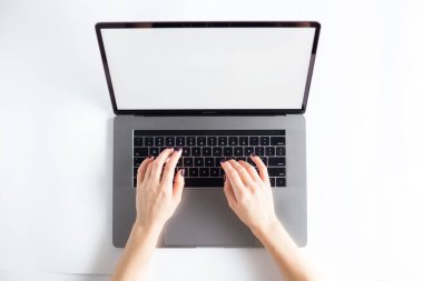 Lap top TOPVIEW ile beyaz arka plan üzerinde eller 