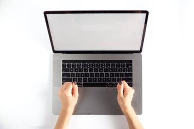 Lap top TOPVIEW ile beyaz arka plan üzerinde eller 