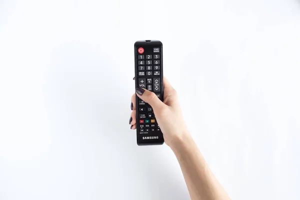 Controlador de televisión en mano mujer — Foto de Stock