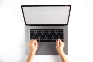 Lap top TOPVIEW ile beyaz arka plan üzerinde eller 