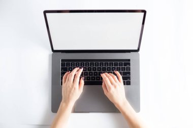 Lap top TOPVIEW ile beyaz arka plan üzerinde eller 