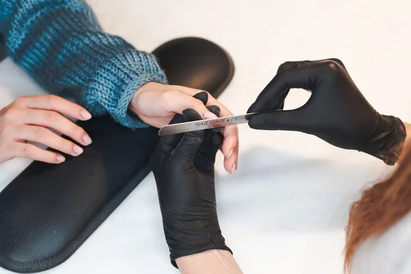 Manicura tajo a los clientes clavos en el salón — Foto de Stock