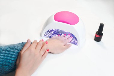 Masayakın çivi için Uv lamba içinde Kadın el.