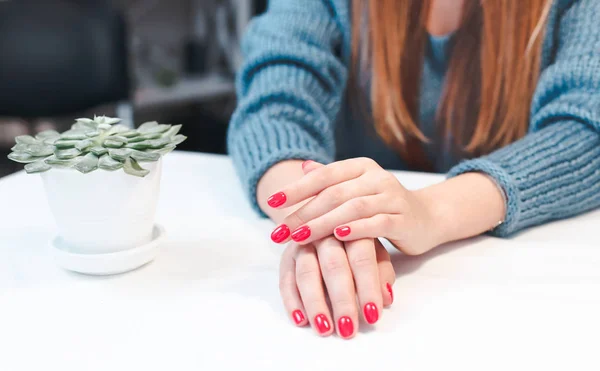 Primer plano de las manos de una joven con manicura roja —  Fotos de Stock