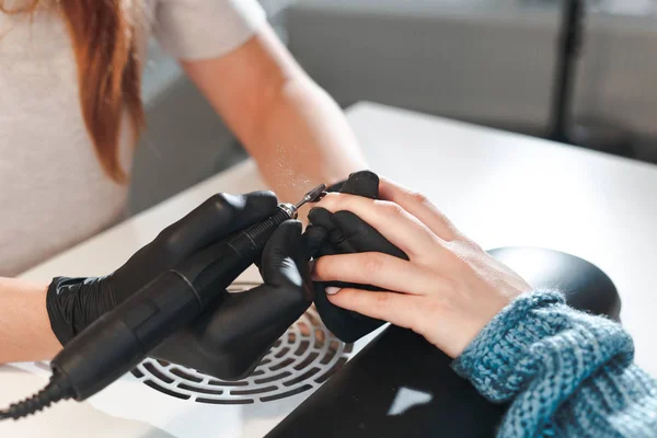 Bovenaanzicht van het proces van het verwijderen van de coating van de nagel — Stockfoto