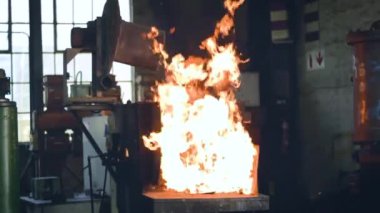 Ateşli blaze bir döküm çelik çubuklar Isıtma