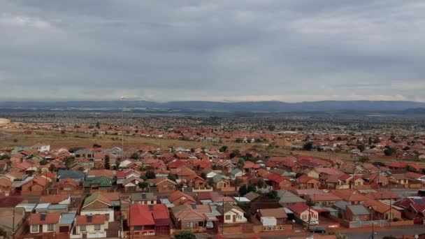 Luftaufnahme Einer Pretoria Siedlung Mit Kindern Die Auf Der Straße — Stockvideo