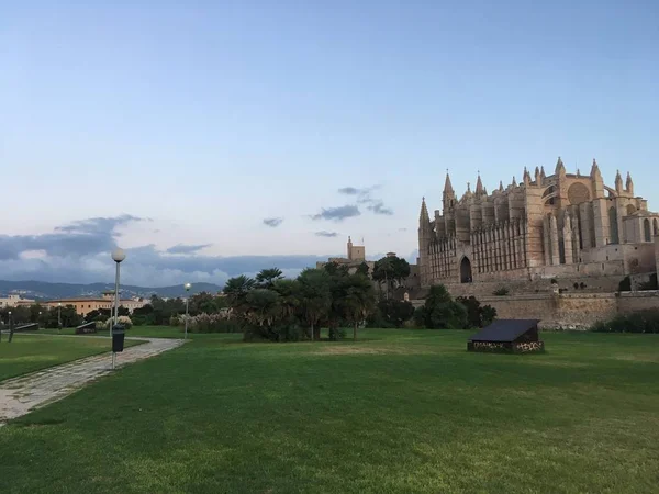 Palma Mallorca Strandpromenade Burg Spanien Himmel Wolken Insel — Stockfoto