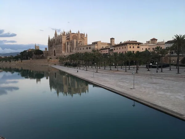 Palma Mallorca Strandpromenade Burg Spanien Himmel Meer Wolken — Stockfoto