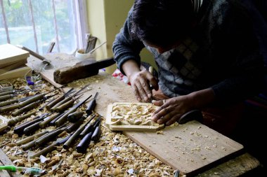 Dharamshala, Himachal Pradesh - 13 Aralık 2016: dekoratif bir parça dışarı Norbulingka Enstitüsü bir atölyede ahşap oyma bir usta