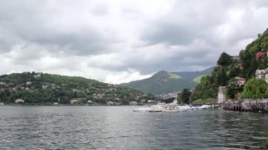 Como Gölü arasında dağlar İtalya, Lombardy manzara,