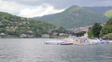 Doğal İtalyanca köyü savaş gemileriyle büyük dağ gölü demirlemiş, Como