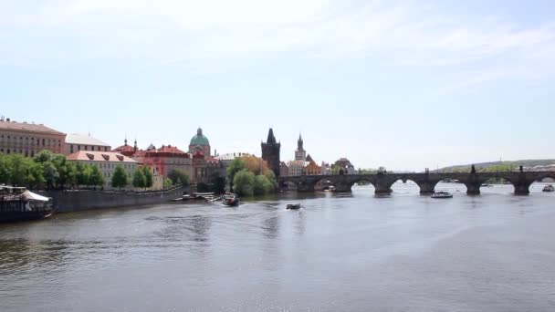 Schilderachtig uitzicht van bruggen over de rivier de Moldau — Stockvideo