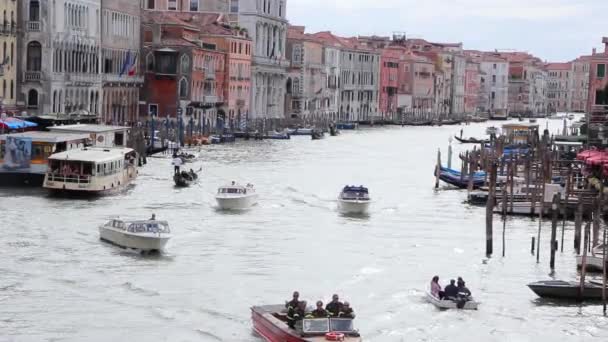 Kilátás nyílik a Grand Canal, Nézd, a Rialto-hídtól. Velence, Olaszország — Stock videók