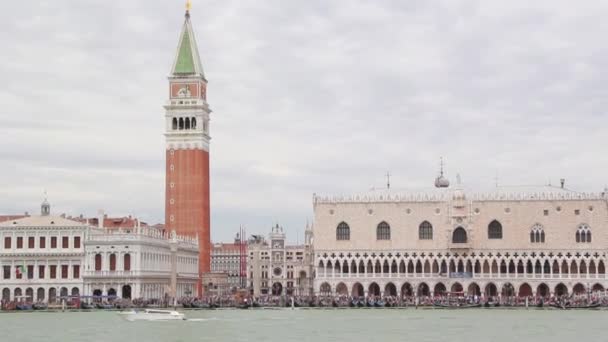 Tengeri hajó panoráma San Marco dózsék palota Velence város Olaszország látkép — Stock videók