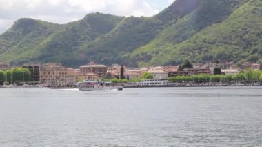 Gölde yüzen su otobüs gemide panoramik görünüm