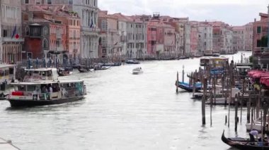 Grand Canal, Rialto Köprüsü'nden görünümü güzel manzarasına. Venedik, İtalya