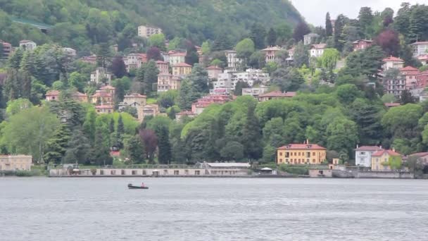 Un pêcheur sur un bateau pêche sur le lac — Video