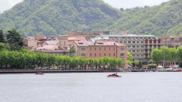 Scenic Italian Village Of Big Mountain Lake and people float on pedalo, Como — Stock Video