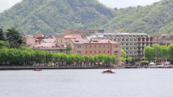 Doğal İtalyan köyü büyük dağ Gölü ve insanlar üzerinde deniz bisikleti, Como float — Stok video