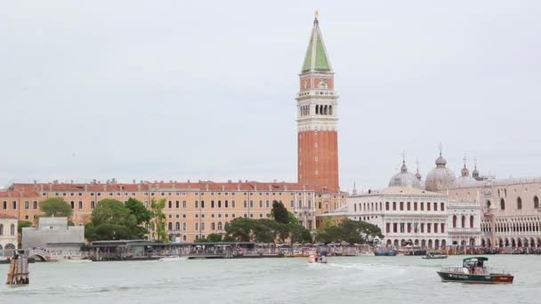 Uitzicht op de beroemde markt van de stad Venetië Italië uit zee Lagoon — Stockvideo