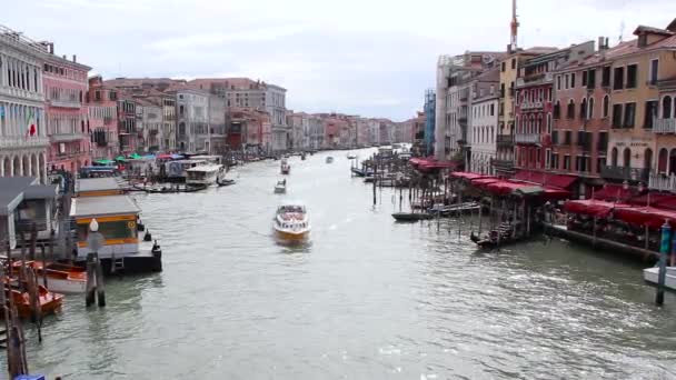 Tájkép a Grand Canal, Nézd, a Rialto-hídtól. Velence, Olaszország — Stock videók