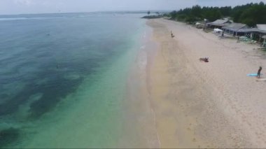 yakın tropikal kumlu plaj ve dalgalar üzerinde uçan