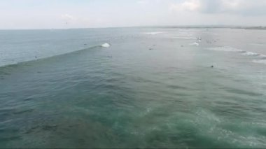Yüksek dalgalar okyanusta. Okyanus dalgaları Endonezya, Bali. Havadan görünümü.