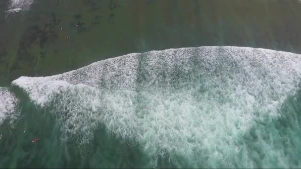 Voo sobre o oceano, tiro aéreo de oceano ondas oceano baía — Vídeo de Stock