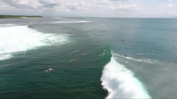 Пролетать над океанскими волнами серфера — стоковое видео
