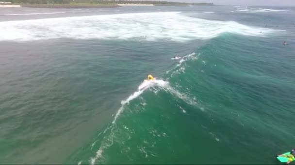 Surfista monta onda azul do oceano. Vista aérea — Vídeo de Stock
