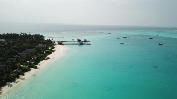 鸟瞰马尔代夫热带岛屿美丽的海滩, — 图库视频影像