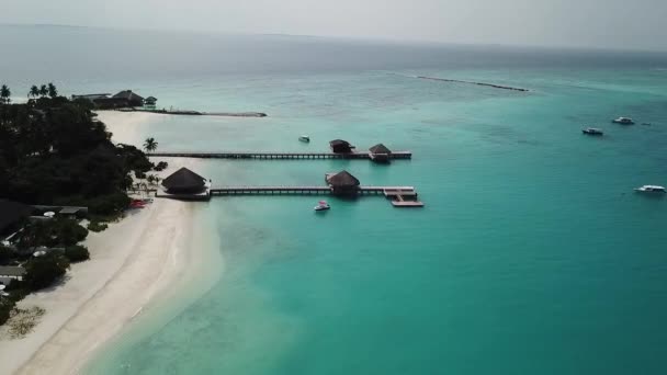 Veduta aerea del drone di un'isola tropicale panoramica nelle Maldive . — Video Stock