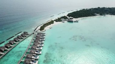 Güneşli Tropikal Açık Maldivler Beyaz Sandy Beach Hava Uçan Drone Görünümü