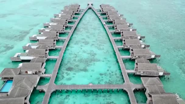 Letecký létající dron pohled na vodní bungalovy v Maledivách — Stock video
